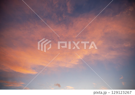 夏の夕焼け 夕暮れ 夏の空 晴れ 8月 129123267