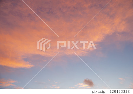 夏の夕焼け 夕暮れ 夏の空 晴れ 8月 129123338