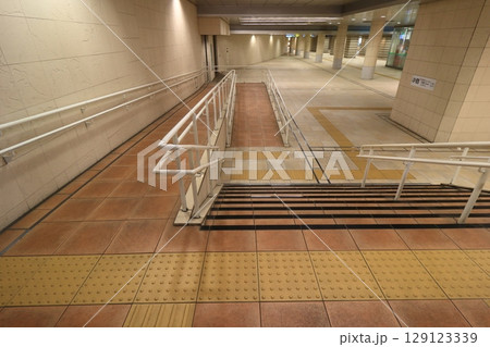地下街のスロープと階段 街中のバリアフリー 地下街のスロープと階段 街中のバリアフリー 129123339