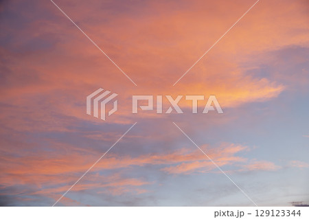 夏の夕焼け 夕暮れ 夏の空 晴れ 8月 129123344