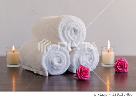 アロマキャンドルと白いタオル 129123460