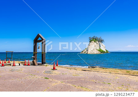 能登半島　2024年の地震で崩落変形した見附島　※2025年7月撮影 129123477