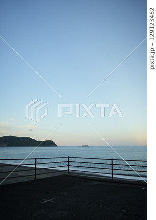 海に沈む夕日 海に沈む夕日 129123482