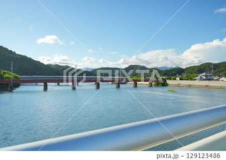 大きな川に架かる鉄橋 129123486