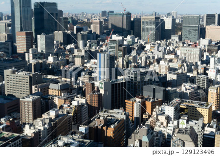 東京の密集する雑居ビル、六本木方面の雑居ビル 129123496