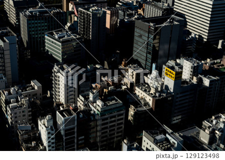 東京の密集する雑居ビル、六本木方面の雑居ビル 東京の密集する雑居ビル、六本木方面の雑居ビル 129123498