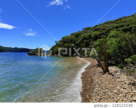 長崎県・五島列島・奈留島・池塚のビーチロックと透き通る海 129123530