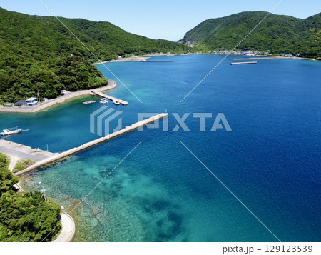 長崎県・五島列島・奈留島・池塚のビーチロックと透き通る海 長崎県・五島列島・奈留島・池塚のビーチロックと透き通る海 129123539