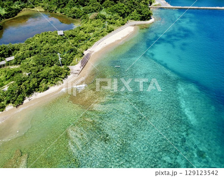長崎県・五島列島・奈留島・池塚のビーチロックと透き通る海 129123542