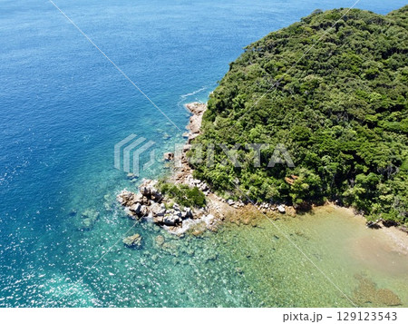 長崎県・五島列島・奈留島・池塚のビーチロックと透き通る海 129123543