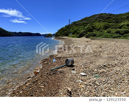 長崎県・五島列島・奈留島・池塚のビーチロックと透き通る海 129123550
