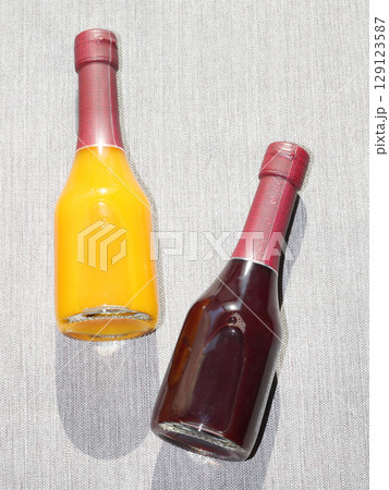 ガラス瓶入りの飲料 129123587