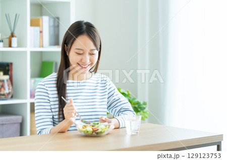 サラダを食べる若い女性 129123753