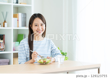 サラダを食べる若い女性 サラダを食べる若い女性 129123755