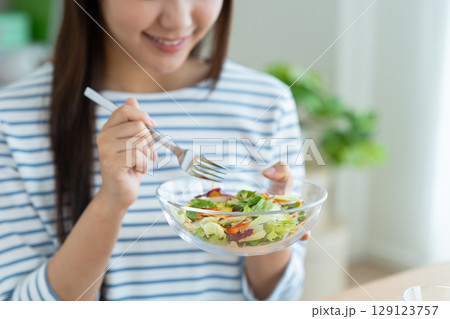 サラダを食べる若い女性 129123757