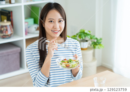 サラダを食べる若い女性 129123759