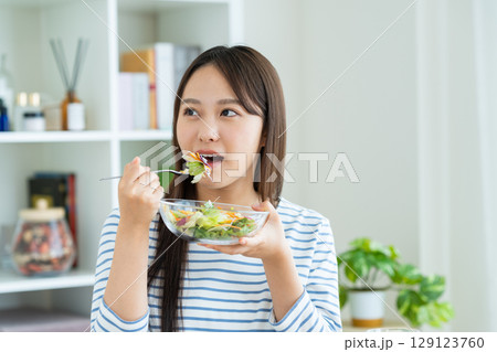 サラダを食べる若い女性 129123760