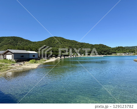 長崎県・五島列島・奈留島・宮の浜海水浴場の透明な海と美しい浜辺 129123782