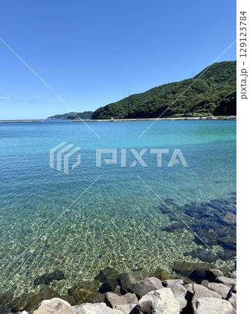 長崎県・五島列島・奈留島・宮の浜海水浴場の透明な海と美しい浜辺 129123784