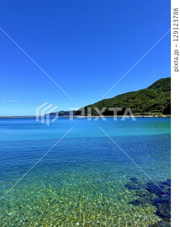 長崎県・五島列島・奈留島・宮の浜海水浴場の透明な海と美しい浜辺 129123786