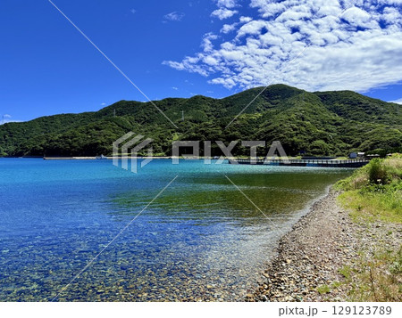 長崎県・五島列島・奈留島・宮の浜海水浴場の透明な海と美しい浜辺 129123789