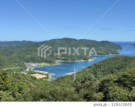 長崎県・五島列島・奈留島・城岳展望台からのドローン空撮パノラマ風景 長崎県・五島列島・奈留島・城岳展望台からのドローン空撮パノラマ風景 129123929