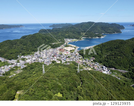 長崎県・五島列島・奈留島・城岳展望台からのドローン空撮パノラマ風景 長崎県・五島列島・奈留島・城岳展望台からのドローン空撮パノラマ風景 129123935