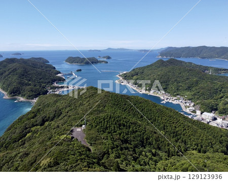 長崎県・五島列島・奈留島・城岳展望台からのドローン空撮パノラマ風景 129123936