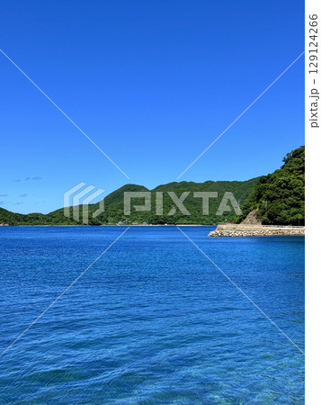長崎県・五島列島・奈留島の海と集落の景色、透き通る海と穏やかな夏の風景 長崎県・五島列島・奈留島の海と集落の景色、透き通る海と穏やかな夏の風景 129124266