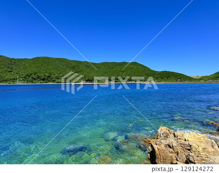 長崎県・五島列島・奈留島の海と集落の景色、透き通る海と穏やかな夏の風景 129124272