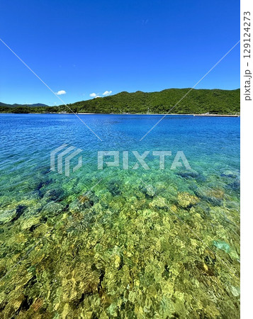 長崎県・五島列島・奈留島の海と集落の景色、透き通る海と穏やかな夏の風景 長崎県・五島列島・奈留島の海と集落の景色、透き通る海と穏やかな夏の風景 129124273