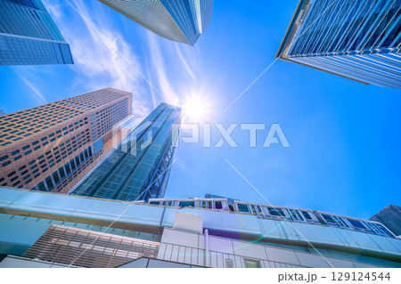 日本の東京都市景観 新風景。猛烈な暑さ…ゆりかもめの新橋駅に入る電車などを望む＝7月20日 129124544