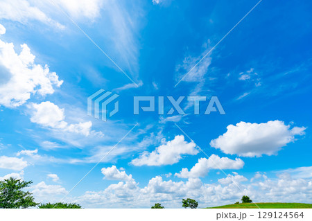 青空と雲と草原 129124564
