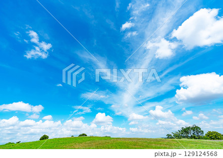 青空と雲と草原 129124568