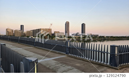 福岡市東区　香椎海岸遊歩道　朝焼け　早朝のあいたか橋⑥ 129124790