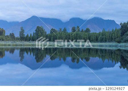 ニュージーランド ウェスト・コースト地方にあるレイク・マセソンから見える雲がかかったマウント・クック ニュージーランド ウェスト・コースト地方にあるレイク・マセソンから見える雲がかかったマウント・クック 129124927