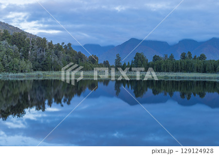 ニュージーランド　ウェスト・コースト地方にあるレイク・マセソンから見える雲がかかったマウント・クック 129124928