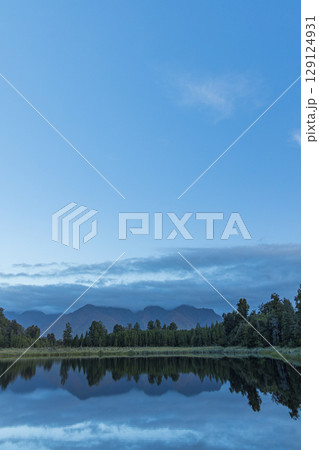 ニュージーランド　ウェスト・コースト地方にあるレイク・マセソンから見える雲がかかったマウント・クック 129124931