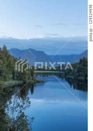 ニュージーランド　ウェスト・コースト地方にあるレイク・マセソンから見える雲がかかったマウント・クック 129124936