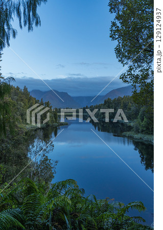 ニュージーランド　ウェスト・コースト地方にあるレイク・マセソンから見える雲がかかったマウント・クック 129124937