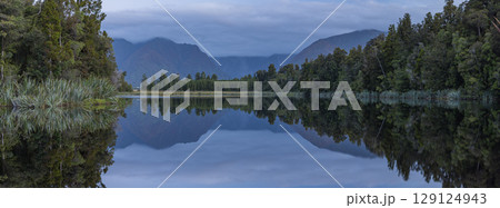 ニュージーランド ウェスト・コースト地方のレイク・マセソンから見える夕暮れ時のマウント・クック ニュージーランド ウェスト・コースト地方のレイク・マセソンから見える夕暮れ時のマウント・クック 129124943