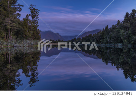 ニュージーランド　ウェスト・コースト地方のレイク・マセソンから見える夕暮れ時のマウント・クック 129124945