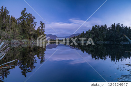 ニュージーランド ウェスト・コースト地方のレイク・マセソンから見える夕暮れ時のマウント・クック ニュージーランド ウェスト・コースト地方のレイク・マセソンから見える夕暮れ時のマウント・クック 129124947