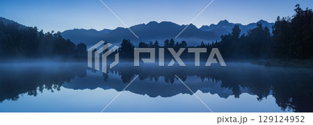 ニュージーランド　ウェスト・コーストにある早朝の霧がかったレイク・マセソンから見えるマウント・クック 129124952