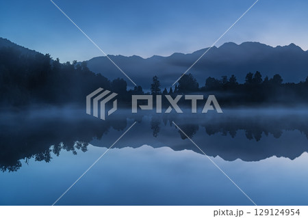 ニュージーランド ウェスト・コーストにある早朝の霧がかったレイク・マセソンから見えるマウント・クック ニュージーランド ウェスト・コーストにある早朝の霧がかったレイク・マセソンから見えるマウント・クック 129124954