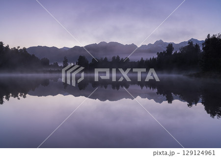 ニュージーランド 早朝の霧がかったレイク・マセソンから見えるマウント・クックと朝焼け空 ニュージーランド 早朝の霧がかったレイク・マセソンから見えるマウント・クックと朝焼け空 129124961