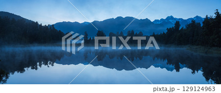 ニュージーランド　ウェスト・コーストにある早朝の霧がかったレイク・マセソンから見えるマウント・クック 129124963