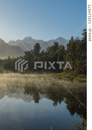 ニュージーランド　ウェスト・コーストにある早朝の霧がかったレイク・マセソンから見えるマウント・クック 129124975