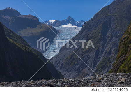 ニュージーランド　ウェスト・コースト地方にあるサウス・サイド・ウォークから見えるフォックス氷河 129124996