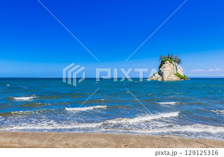 能登 2024年の地震で崩落変形した見附島 ※2025年7月撮影 能登 2024年の地震で崩落変形した見附島 ※2025年7月撮影 129125316
